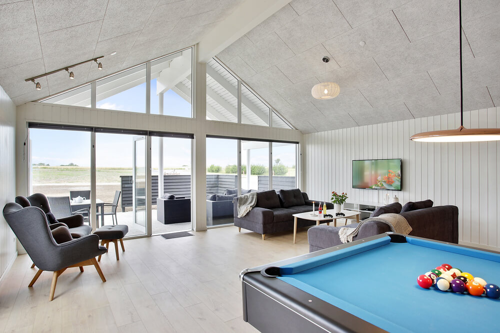 Das Luxusferienhaus 430 für 30 Personen hat einen großen Aktivitätsraum mit u. a. Billard und Darts