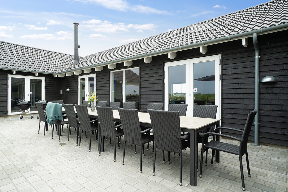 Auf der Terrasse des Ferienhauses Nr. 430 ist Platz für 30 Personen.