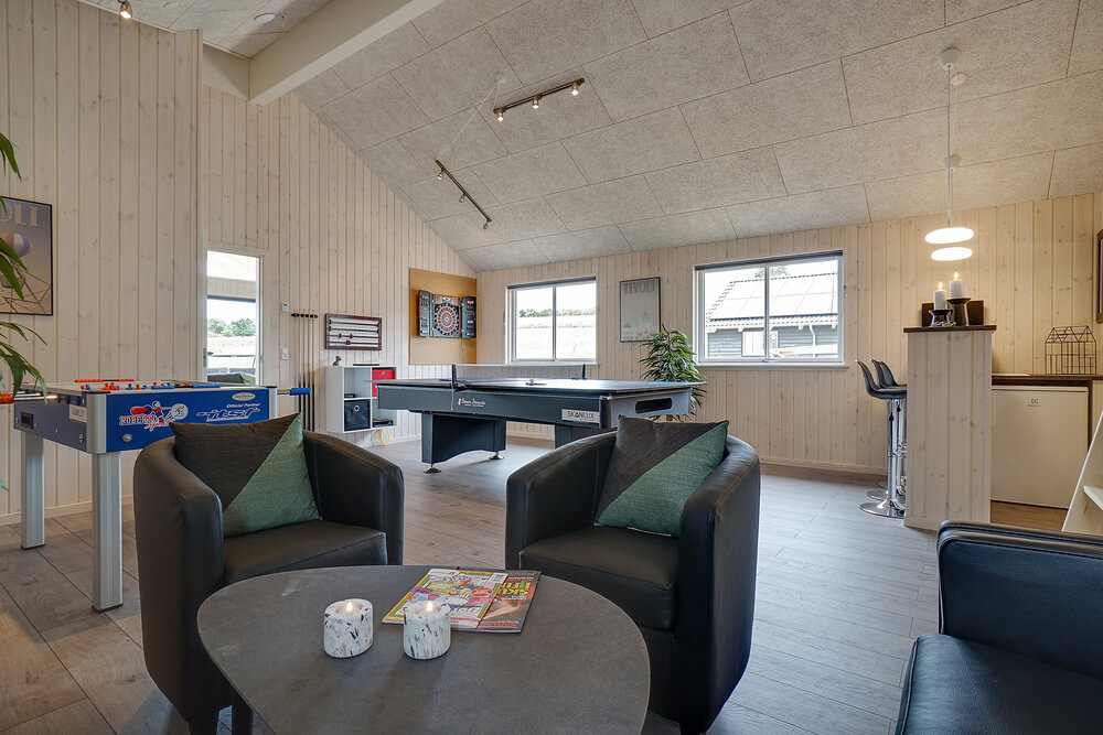 Das Luxusferienhaus 425 für 16 Personen hat einen großen Aktivitätsraum mit u. a. Billard und Darts