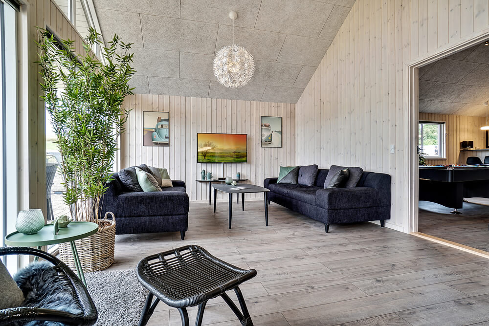 Der große, lichtdurchflutete Aufenthaltsraum im Luxusferienhaus Nr. 425 für 16.