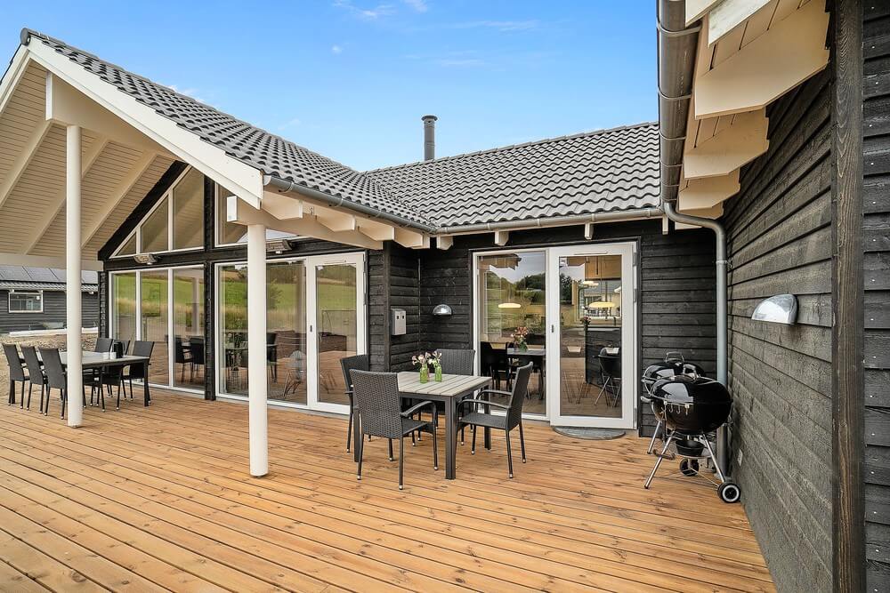 Genießen Sie einen Grillabend auf der Terrasse des Luxusferienhauses Nr. 425 in Nordseeland
