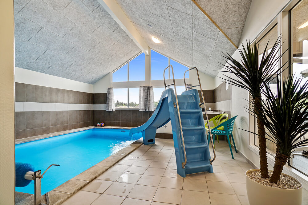 Das Ferienhaus 425 hat einen schicken Poolbereich mit Wasserrutsche, einem geräumigen, eingelassenen Whirlpool und einer Sauna.