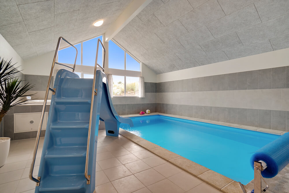 Das Ferienhaus 426 hat einen schicken Poolbereich mit Wasserrutsche, einem geräumigen, eingelassenen Whirlpool und einer Sauna.