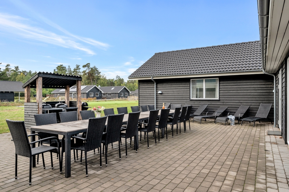 Auf der Terrasse des Ferienhauses Nr. 438 ist Platz für 30 Personen.