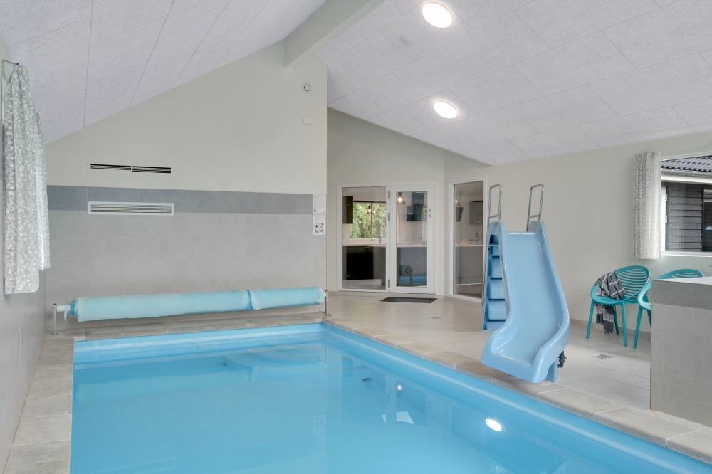 Das Ferienhaus 438 hat einen schicken Poolbereich mit Wasserrutsche, einem geräumigen, eingelassenen Whirlpool und einer Sauna.