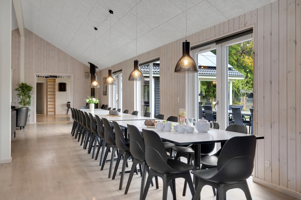Aufenthaltsraum mit Platz für 30 im Luxusferienhaus Nr. 438.