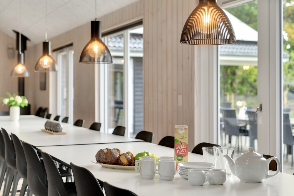 Der große, lichtdurchflutete Aufenthaltsraum im Luxusferienhaus Nr. 438 für 30.