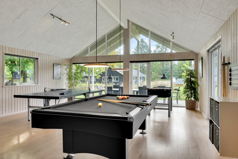 Neben den vielen schönen Stunden, die man im Poolbereich des Hauses verbringen kann, bietet das Luxusferienhaus 438 auch Spielevergnügen bei Billard/Tischtennis und Darts