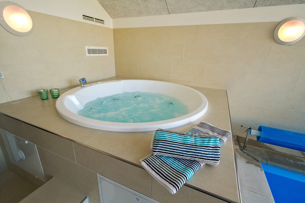 Genießen Sie den warmen Whirlpool im Luxusferienhaus Nr. 424 in Fünen und seine Inseln