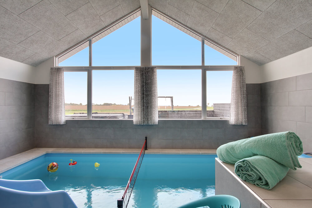 Das Ferienhaus 424 hat einen schicken Poolbereich mit Wasserrutsche, einem geräumigen, eingelassenen Whirlpool und einer Sauna.