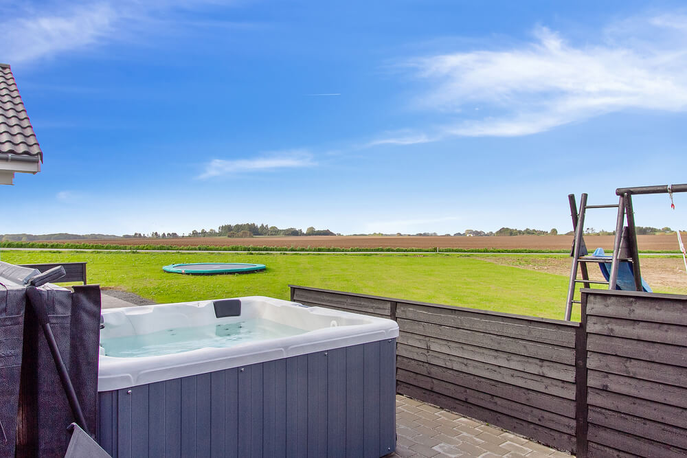 Genießen Sie einen Grillabend auf der Terrasse des Luxusferienhauses Nr. 424 in Fünen und seine Inseln