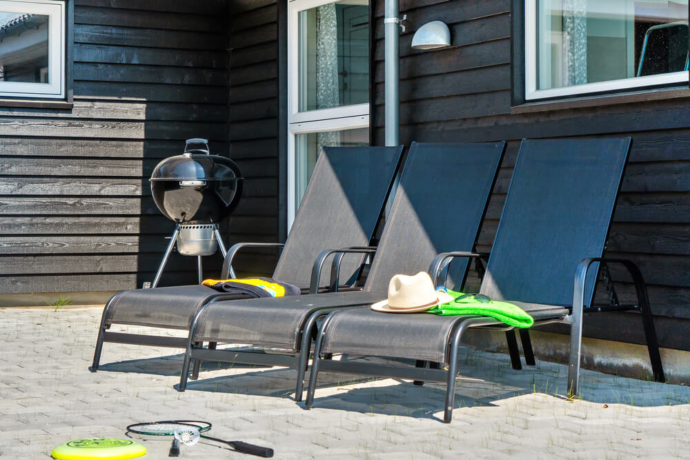 Genießen Sie einen Grillabend auf der Terrasse des Luxusferienhauses Nr. 427 in Lolland/Falster/Mön