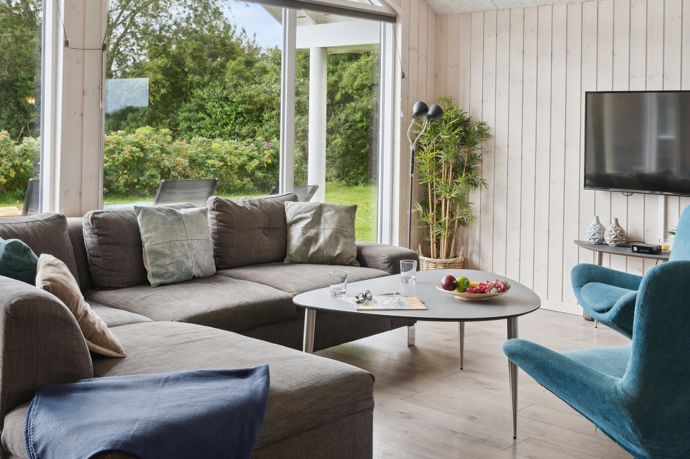 Die Couch im Luxusferienhaus Nr. 427 in Lolland/Falster/Mön lädt zu Gesellschaftsspielen oder zu Kinoabenden ein.