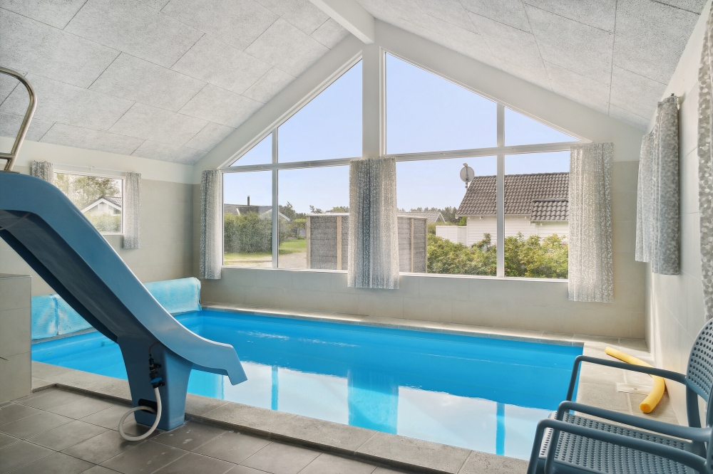 Das Ferienhaus 427 hat einen schicken Poolbereich mit Wasserrutsche, einem geräumigen, eingelassenen Whirlpool und einer Sauna.
