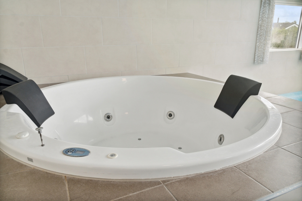 Genießen Sie den warmen Whirlpool im Luxusferienhaus Nr. 427 in Lolland/Falster/Mön