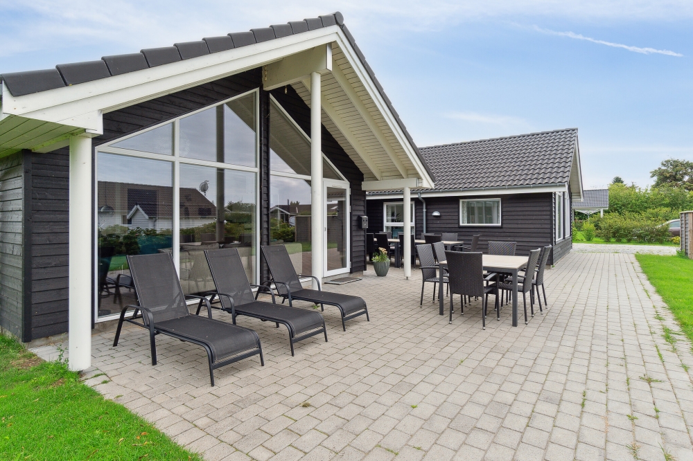 Auf der Terrasse des Ferienhauses Nr. 427 ist Platz für 14 Personen.