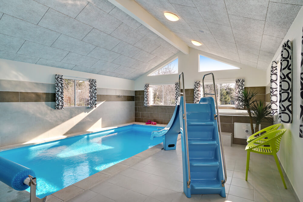 Das Ferienhaus 439 hat einen schicken Poolbereich mit Wasserrutsche, einem geräumigen, eingelassenen Whirlpool und einer Sauna.