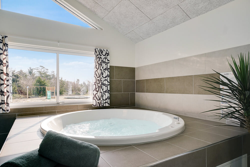 Genießen Sie den warmen Whirlpool im Luxusferienhaus Nr. 439 in Nordjütland
