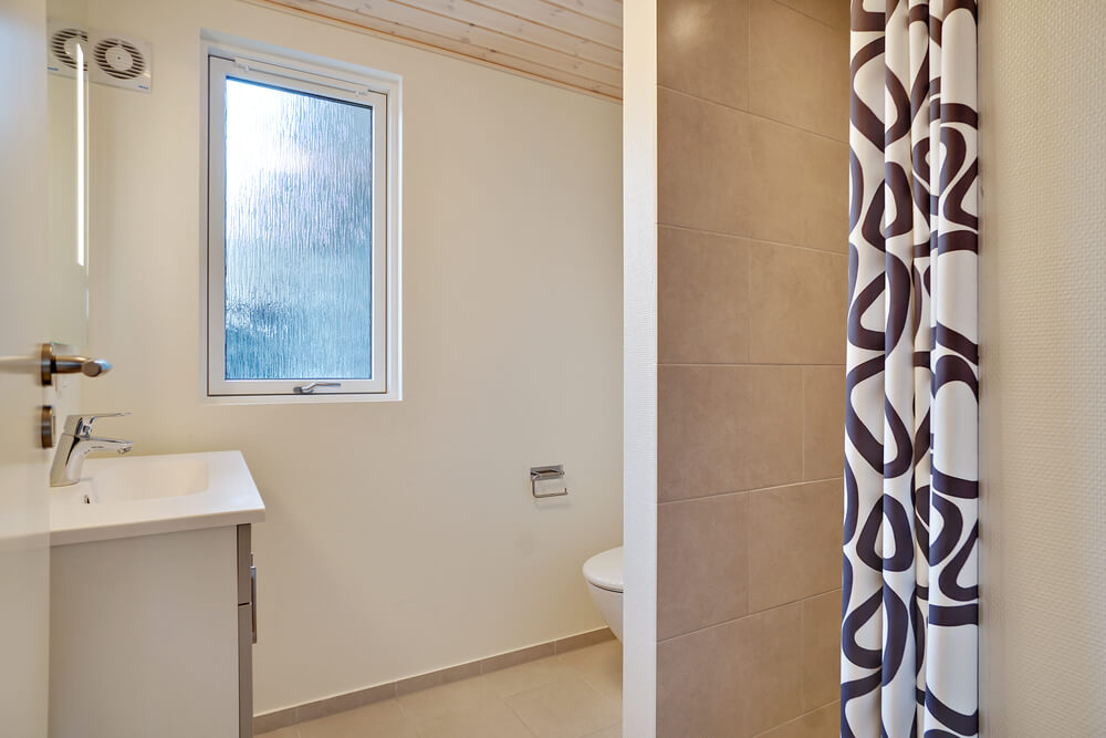 Eines der Badezimmer im Luxusferienhaus Nr. 439