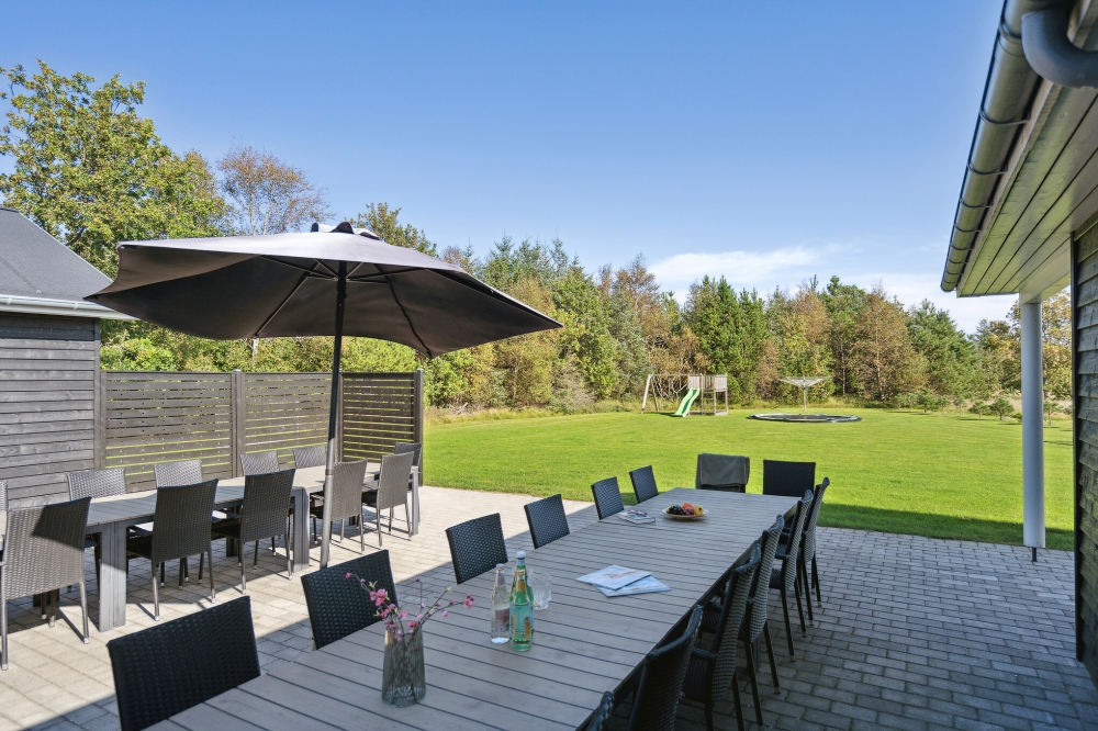 Das Luxusferienhaus Nr. 439 hat eine tolle Terrasse, die mit hochwertigen Gartenmöbeln für 24 Personen ausgestattet ist.