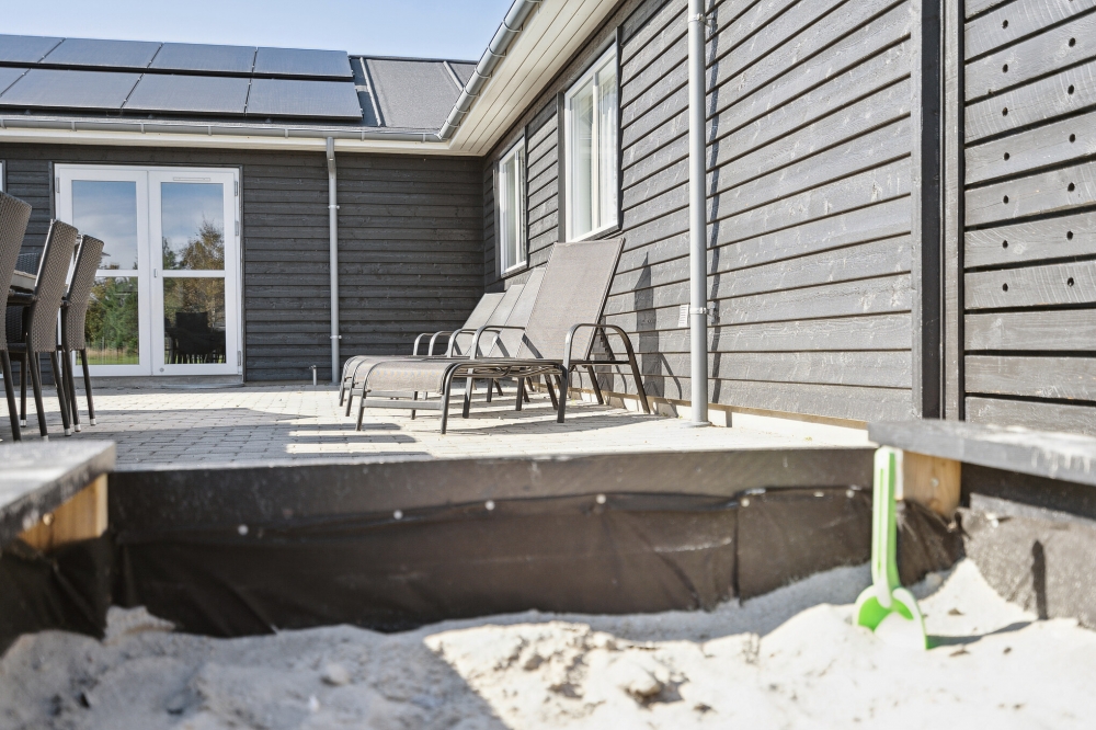 Zu dem attraktiven Ferienhaus Nr. 439 in Nordjütland gehört auch ein tolles Angebot im Außenbereich, z. B. Spieleturm und Schaukeln