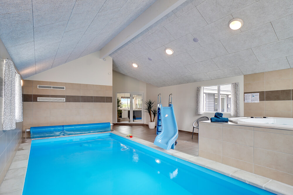 Das Ferienhaus 429 hat einen schicken Poolbereich mit Wasserrutsche, einem geräumigen, eingelassenen Whirlpool und einer Sauna.
