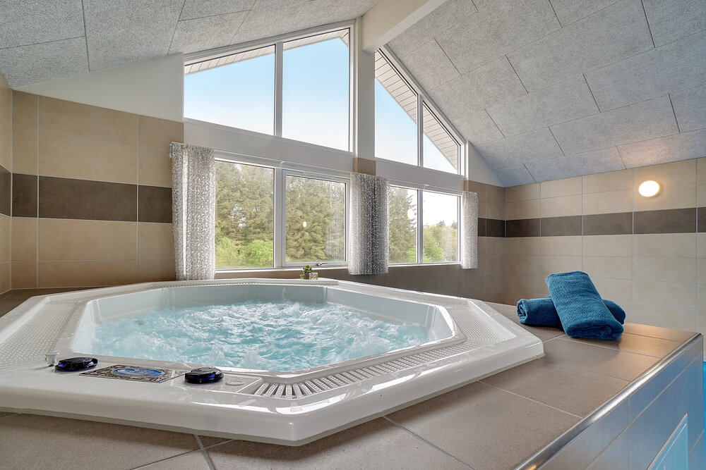 Genießen Sie den warmen Whirlpool im Luxusferienhaus Nr. 429 in Limfjord