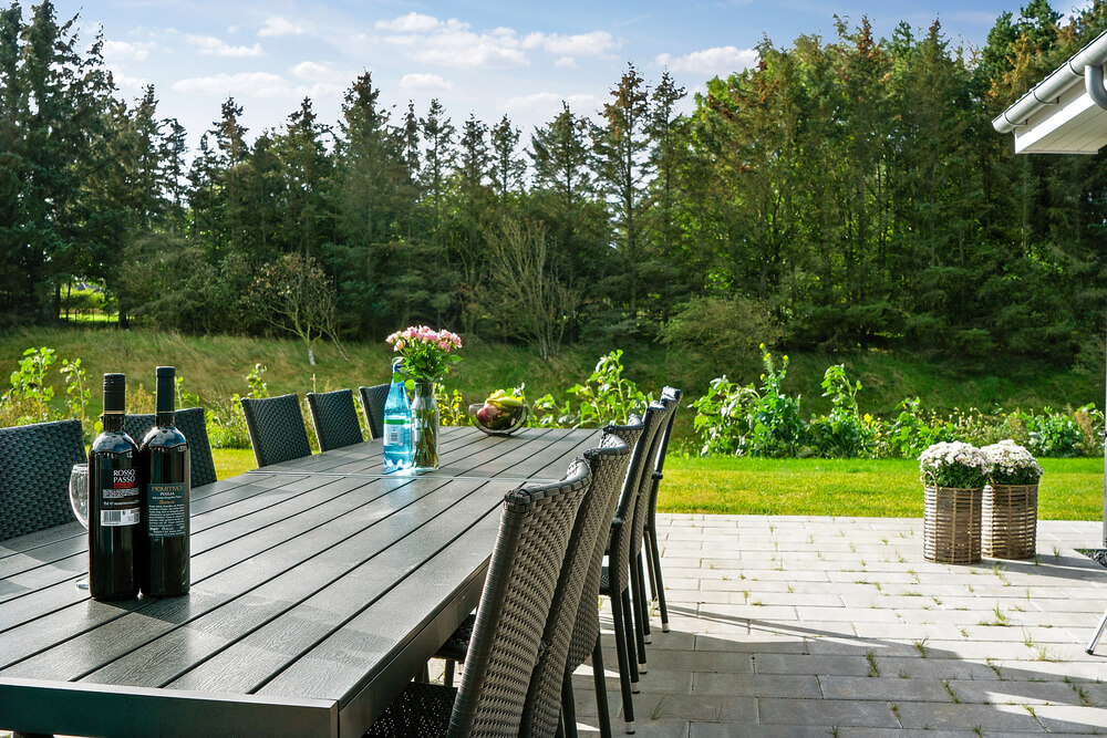 Auf der Terrasse des Ferienhauses Nr. 429 ist Platz für 30 Personen.