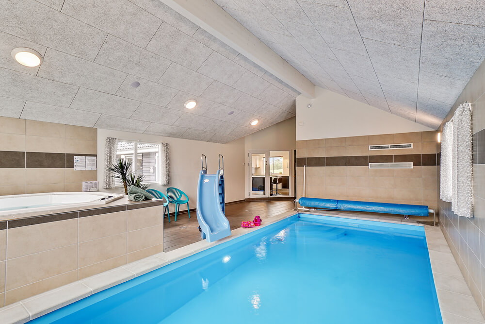 Das Ferienhaus 431 hat einen schicken Poolbereich mit Wasserrutsche, einem geräumigen, eingelassenen Whirlpool und einer Sauna.