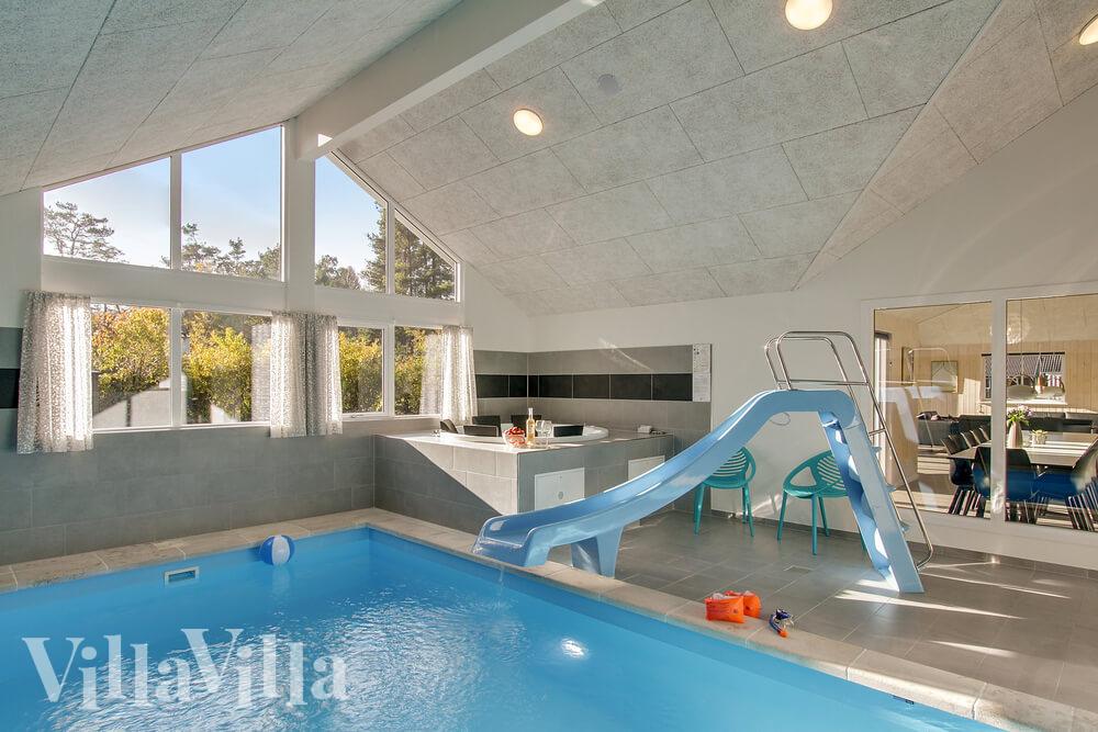 Das Ferienhaus 435 hat einen schicken Poolbereich mit Wasserrutsche, einem geräumigen, eingelassenen Whirlpool und einer Sauna.