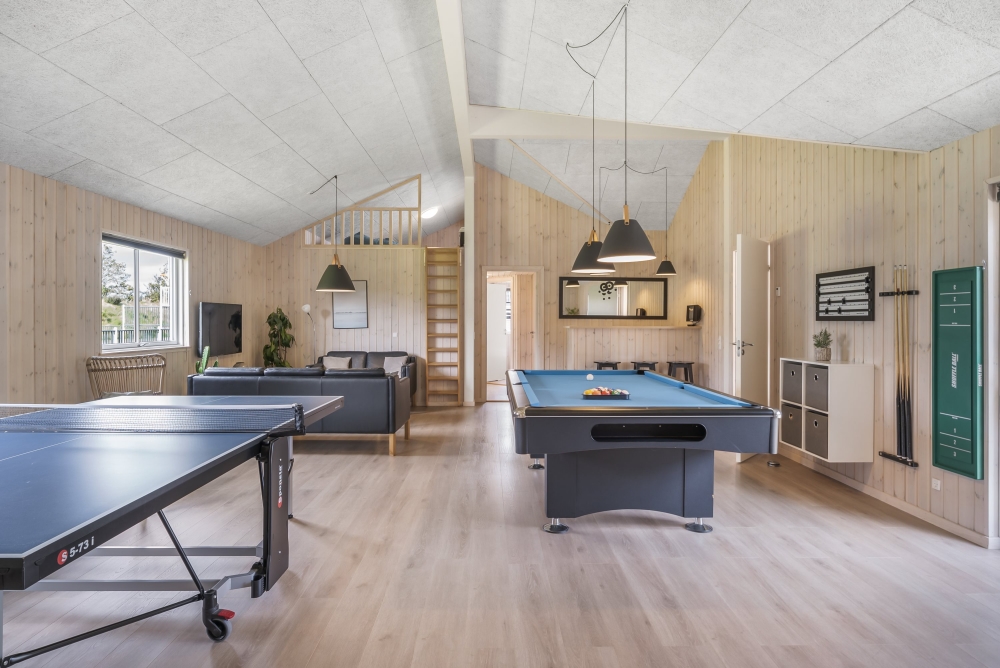 Aktivitätsraum im Luxusferienhaus Nr. 440 mit 9 Schlafzimmern und Platz für 24 Gäste.