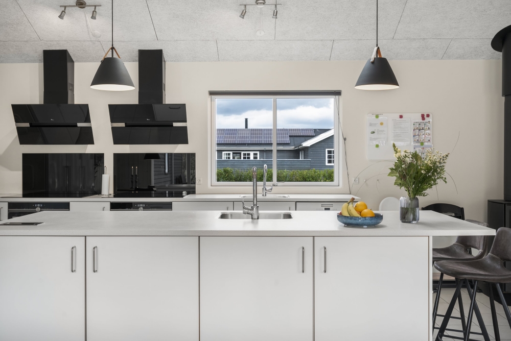 Gut ausgestattete Küche im Luxusferienhaus Nr. 440 in Nordjütland.