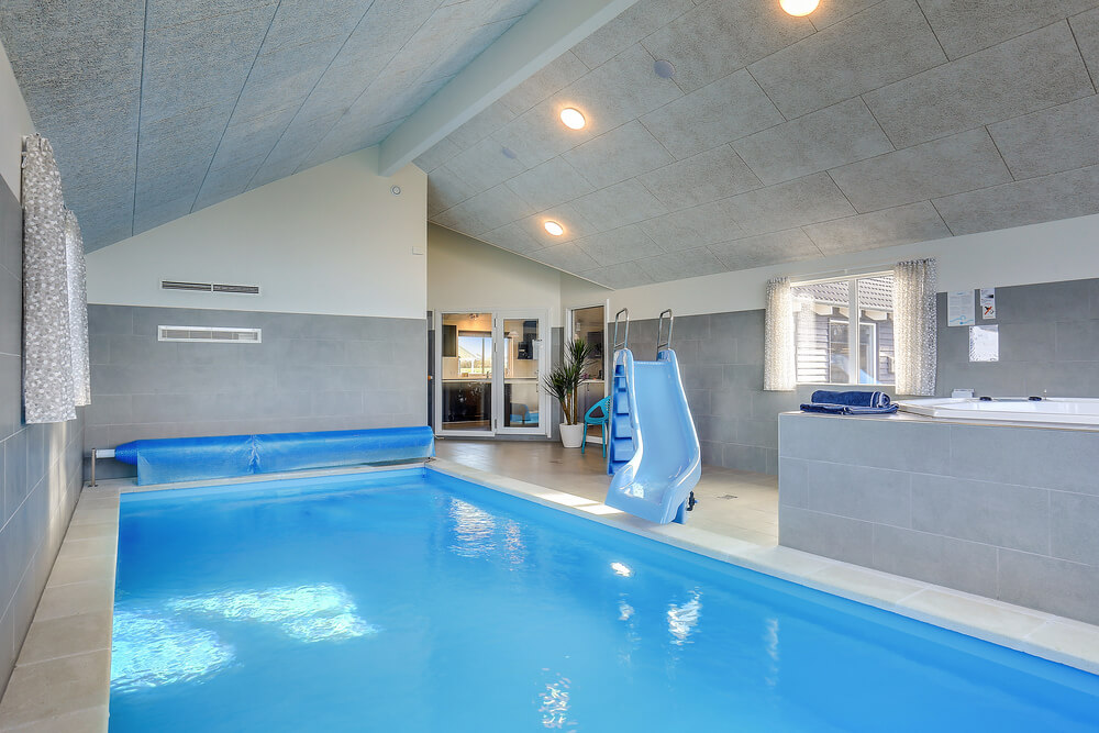 Das Ferienhaus 428 hat einen schicken Poolbereich mit Wasserrutsche, einem geräumigen, eingelassenen Whirlpool und einer Sauna.