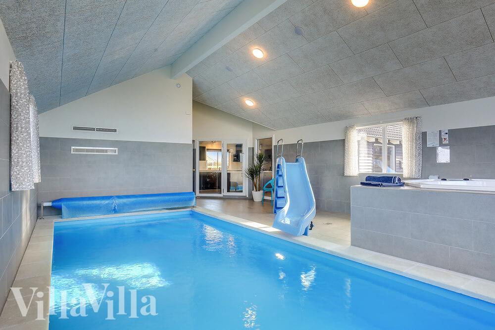 Das Ferienhaus 428 hat einen schicken Poolbereich mit Wasserrutsche, einem geräumigen, eingelassenen Whirlpool und einer Sauna.