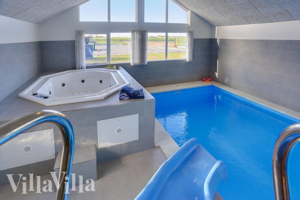 Der schicke Pool im Luxusferienhaus Nr. 428 für 30 Personen