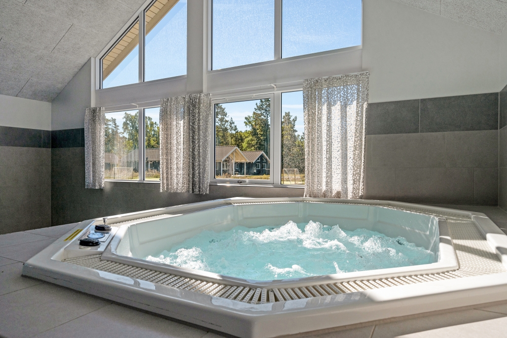 Genießen Sie den warmen Whirlpool im Luxusferienhaus Nr. 436 in Nordseeland