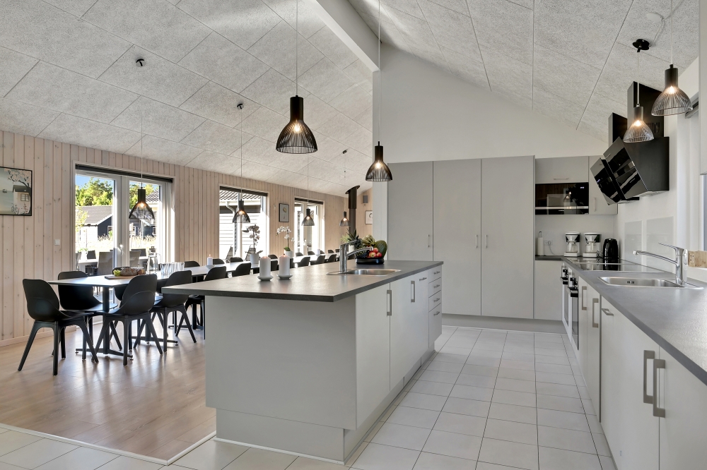 Die Küche in dem Luxusferienhaus Nr. 436 ist so gut ausgestattet, dass man problemlos Mahlzeiten für 30 Personen zubereiten kann.