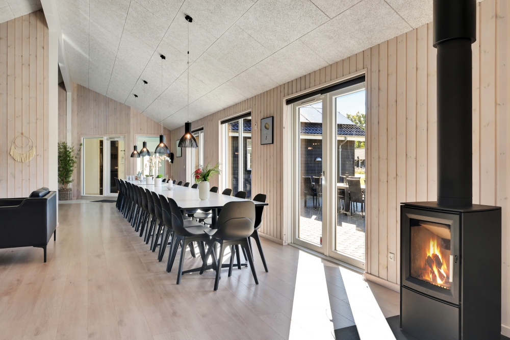 Aufenthaltsraum mit Platz für 30 im Luxusferienhaus Nr. 436.