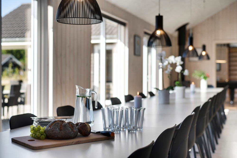 Der große, lichtdurchflutete Aufenthaltsraum im Luxusferienhaus Nr. 436 für 30.