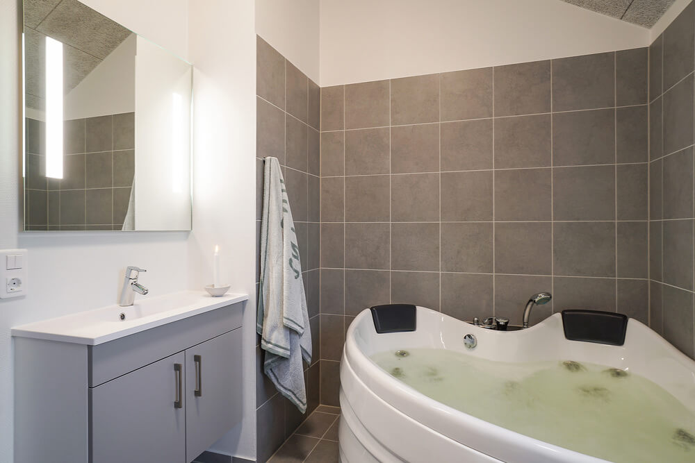 Genießen Sie den warmen Whirlpool im Luxusferienhaus Nr. 724 in Deutschland