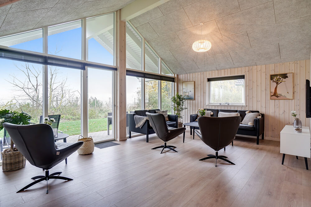 Der große, lichtdurchflutete Aufenthaltsraum im Luxusferienhaus Nr. 724 für 10.