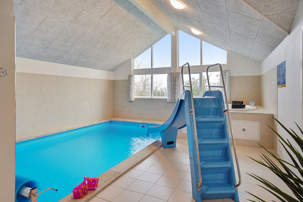 Das Ferienhaus 721 hat einen schicken Poolbereich mit Wasserrutsche, einem geräumigen, eingelassenen Whirlpool und einer Sauna.