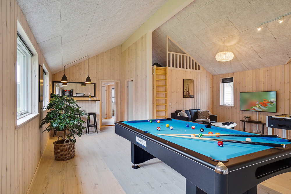 Das Luxusferienhaus 721 für 18 Personen hat einen großen Aktivitätsraum mit u. a. Billard und Darts