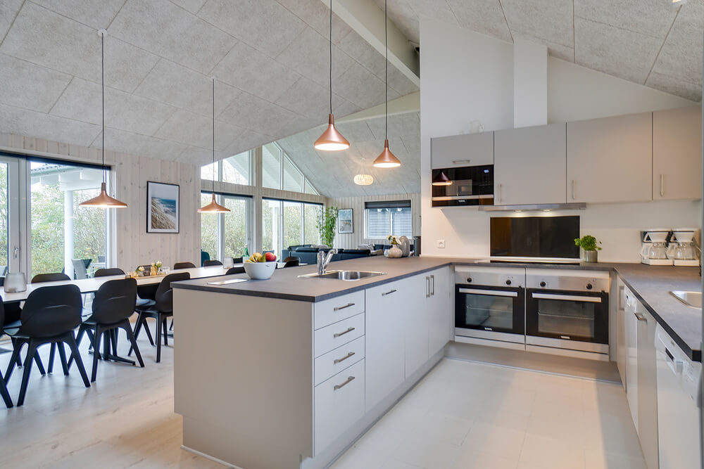 Die Küche in dem Luxusferienhaus Nr. 721 ist so gut ausgestattet, dass man problemlos Mahlzeiten für 18 Personen zubereiten kann.