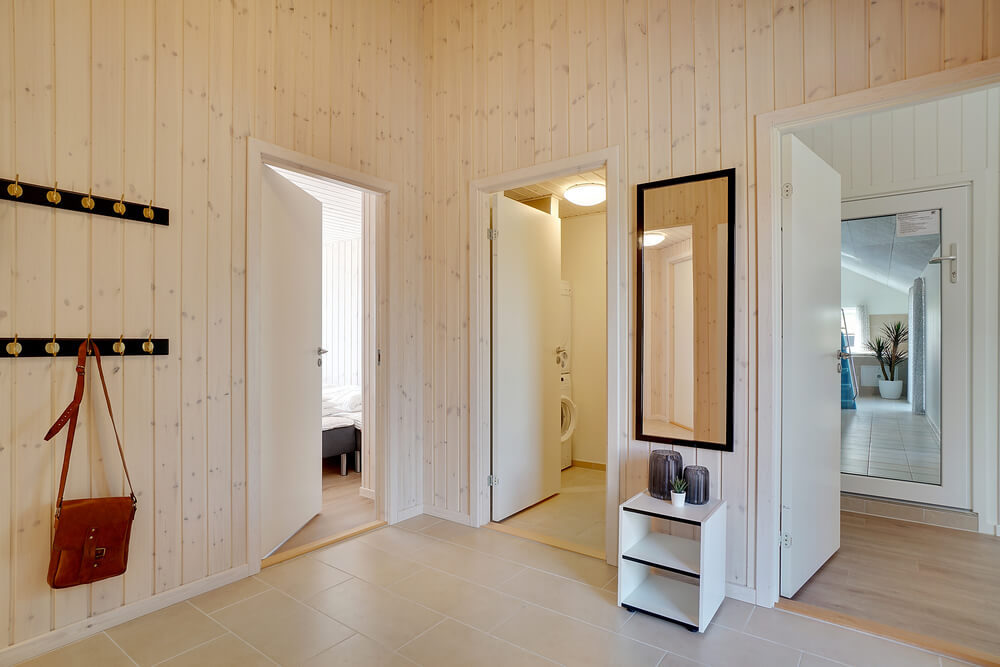 Der geräumige Eingangsbereich im Luxusferienhaus Nr. 442 in Ostjütland