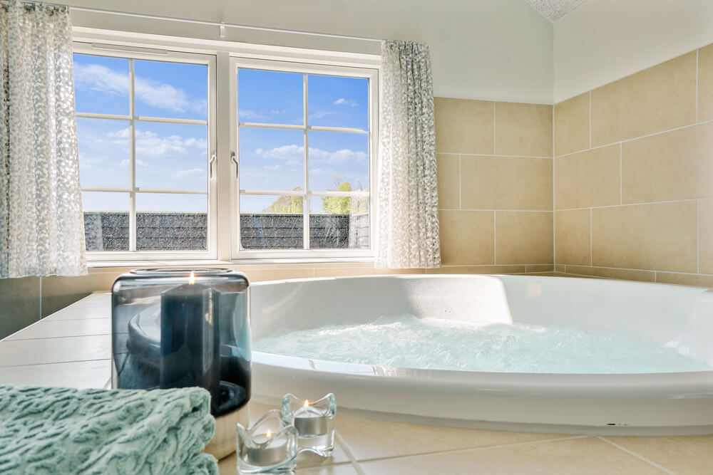 Genießen Sie den warmen Whirlpool im Luxusferienhaus Nr. 442 in Ostjütland