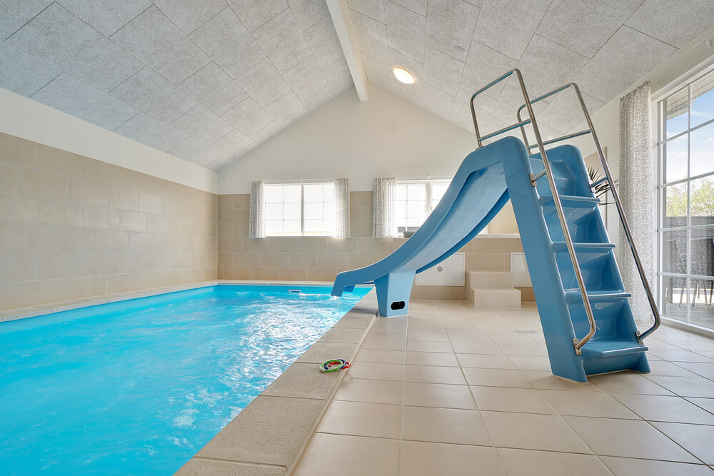 Das Ferienhaus 442 hat einen schicken Poolbereich mit Wasserrutsche, einem geräumigen, eingelassenen Whirlpool und einer Sauna.
