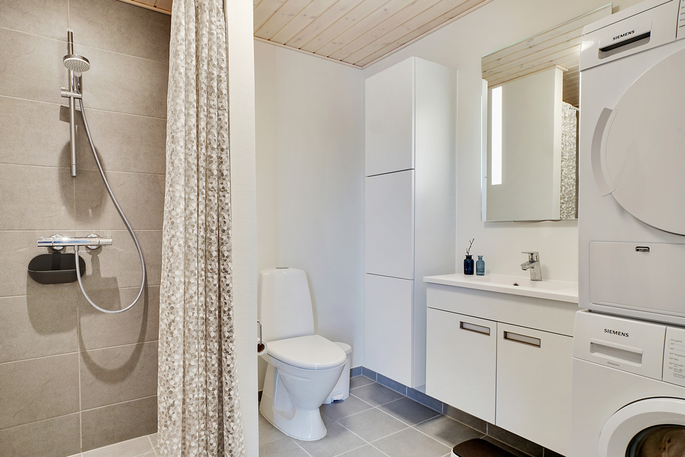 Eines der Badezimmer im Luxusferienhaus Nr. 448