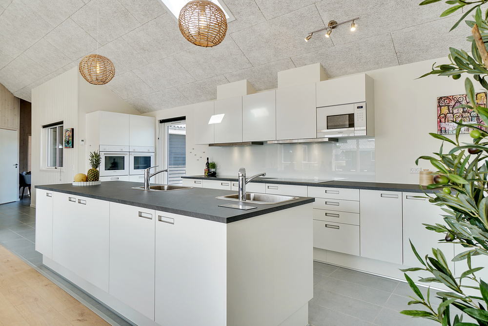 Die Küche in dem Luxusferienhaus Nr. 448 ist so gut ausgestattet, dass man problemlos Mahlzeiten für 24 Personen zubereiten kann.