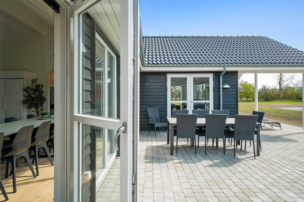 Auf der Terrasse des Ferienhauses Nr. 448 ist Platz für 24 Personen.